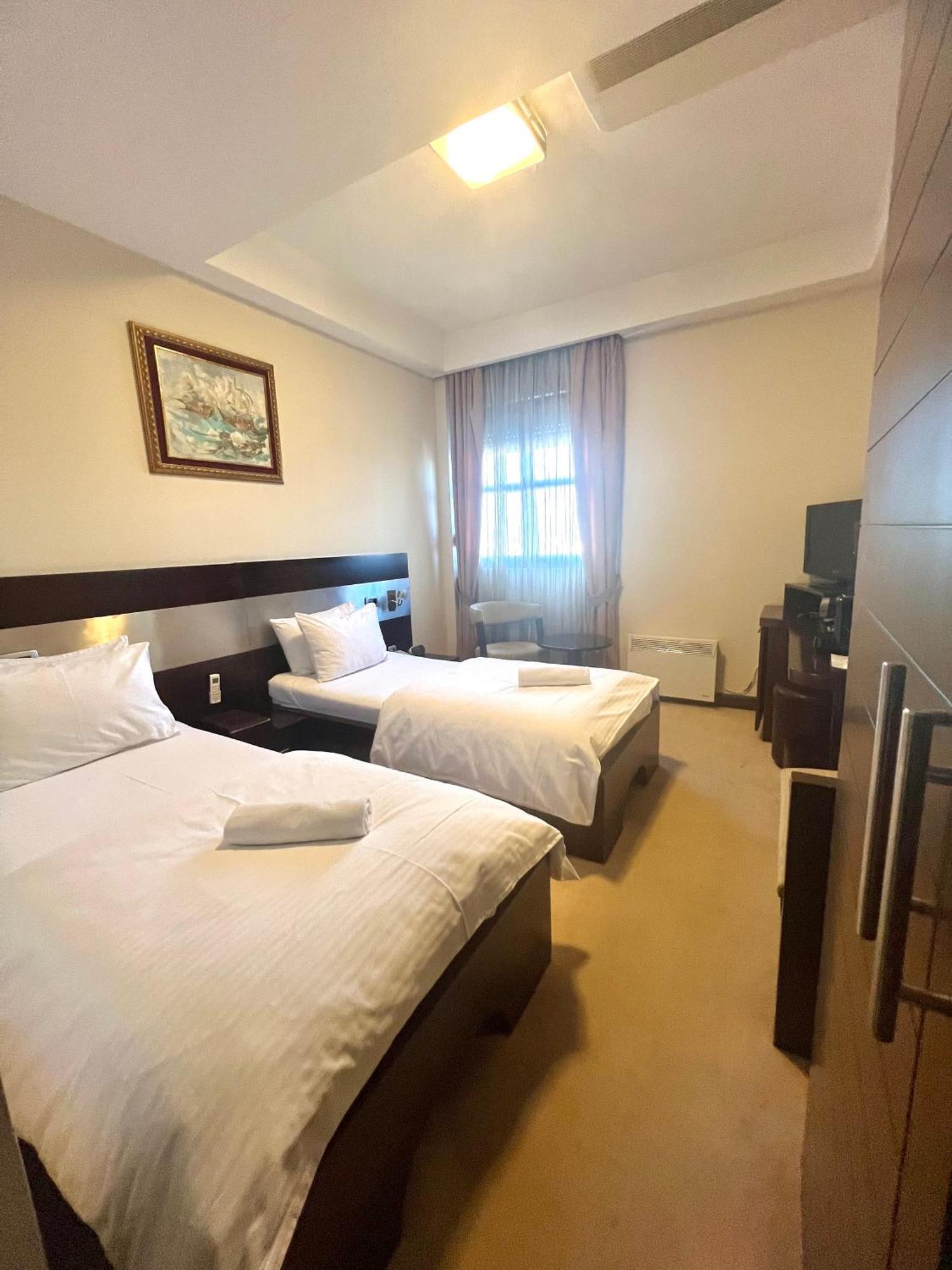 Mitrovici  Hotel Aria מראה חיצוני תמונה