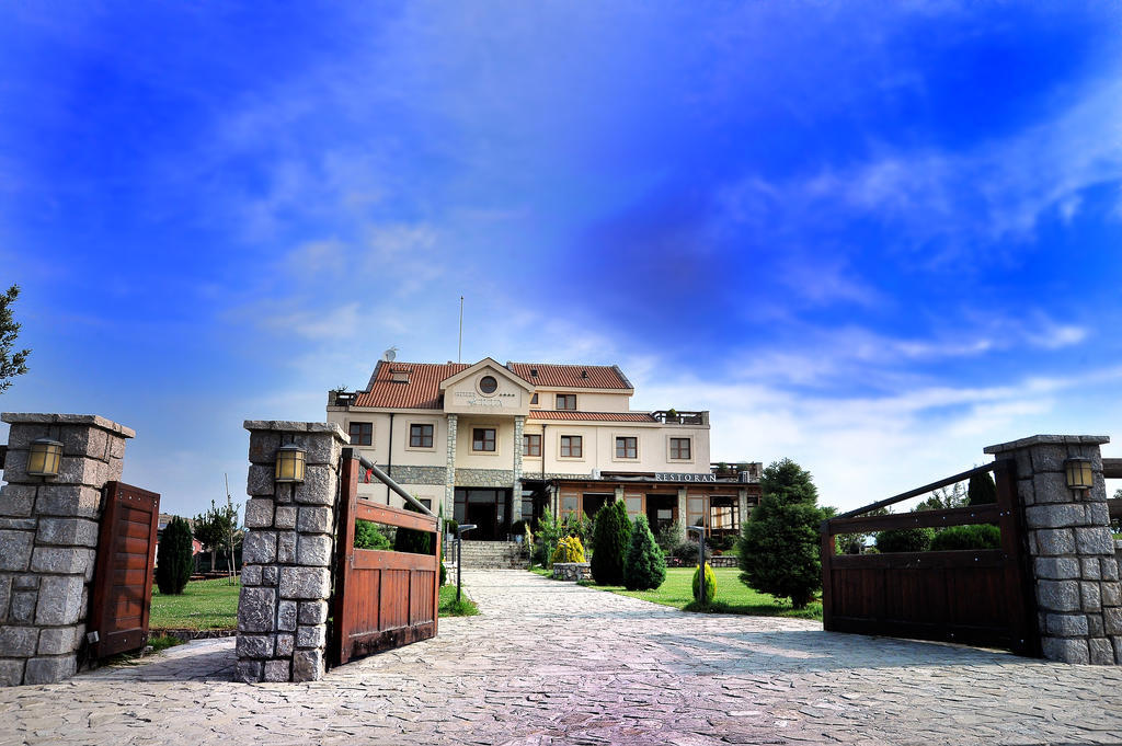 Mitrovici  Hotel Aria מראה חיצוני תמונה